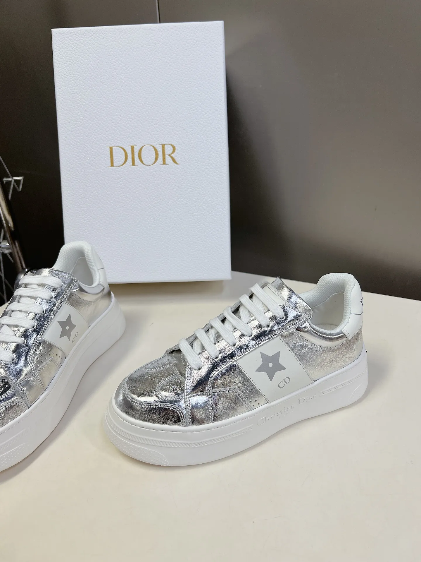 👟👟Ex-factory price 640👟👟 Dior's new platform shoes thick-soled casual shoes. Purchased and developed from Taikoo Hui RMB 16,400. These Dior Star sneakers continue the timeless silhouette and are carefully made of cow leather, so they are particularly comfortable on the feet. They are decorated with tonal suede panels and metal stars to decorate the lace eyelets to enhance the style. The lightweight style is matched with the "Christian Dior" logo thin sole, suitable for all seasons, and can be matched with all kinds of casual looks to add a finishing touch. Classic and super durable. The upper is stitched with cowhide. The original IP outsole height is 4CM. Size: 35-41. A full set of counter synchronized gift boxes 💝 packaging